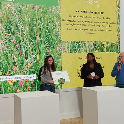 Aurélie Perrin, chargée de projet Prairie permanente, a représenté Jean-Christophe Vesaigne lors de la remise des prix